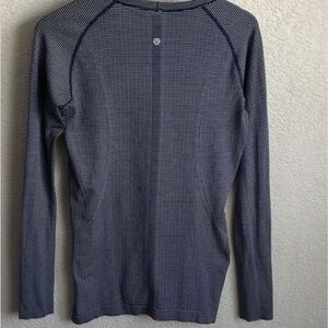 Lululemon Run Swiftly Tech Long Sleeve Womens Size 10 Navy White Stripe EUC